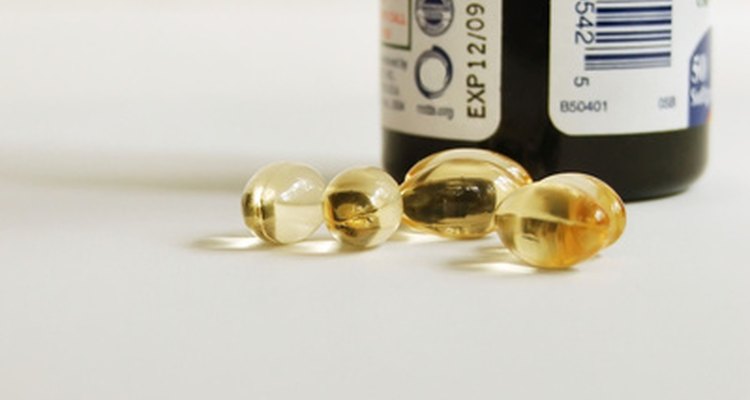 Cápsulas de gel de vitamina E são perfuradas para a aplicação facial