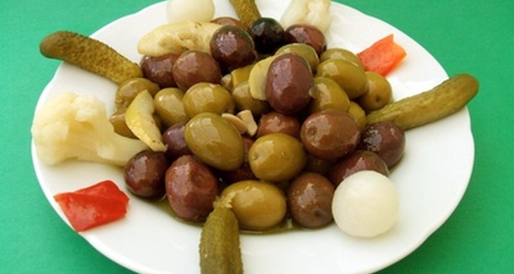 Las aceitunas descongeladas se pueden cubrir con aceite de oliva y condimentos para darles más sabor.