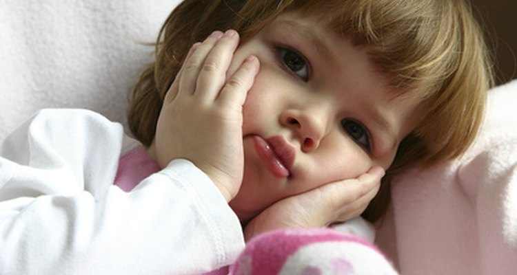 La preocupación en los niños a menudo se manifiesta en dolores de estómago y dolores de cabeza.
