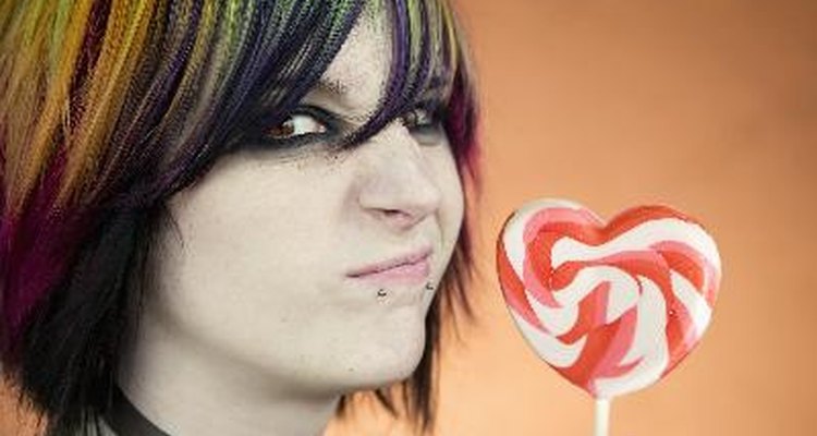 Si estás viendo pistas de emo, aprende acerca de la subcultura.