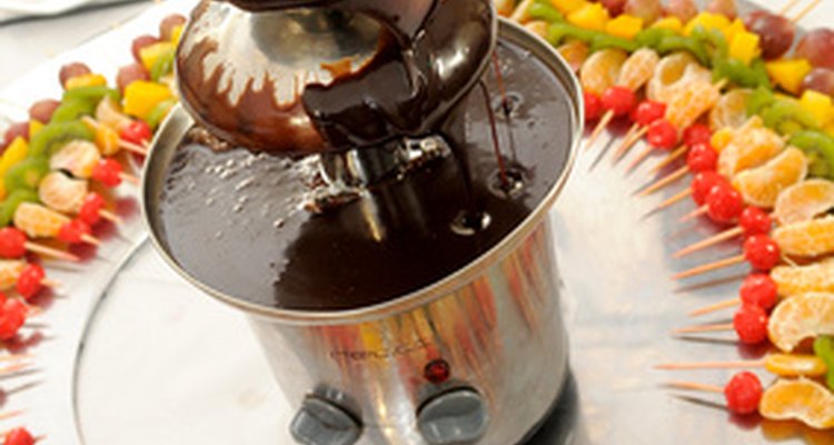Mezcla chocolate y aceite para llenar una fuente de chocolate.