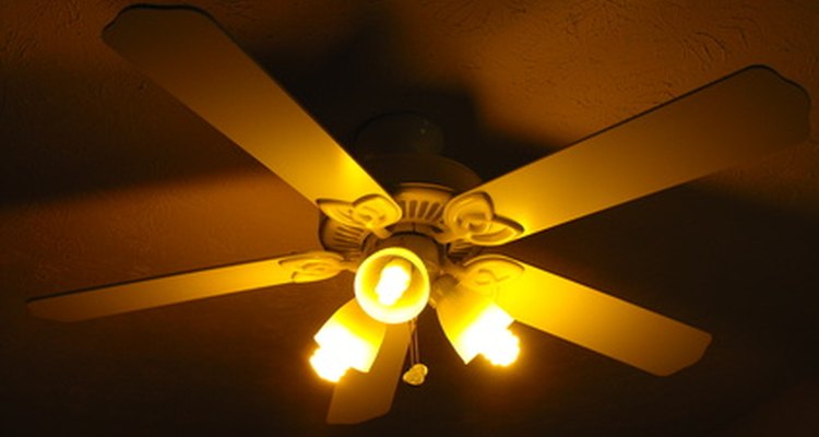 Los ventiladores de techo con luces operan independientemente utilizando dos interruptores.