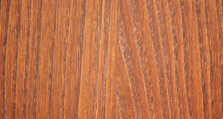 Remova os arranhões do piso de madeira sem pagar por serviço profissional