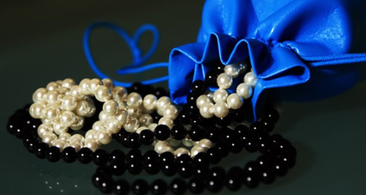 Las perlas blancas o rosas provienen de las lágrimas de Eva; las perlas negras de las de Adán, dice la leyenda.
