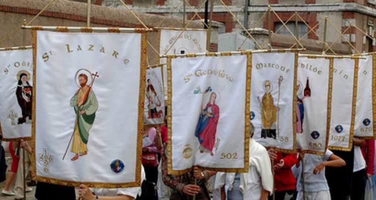 Los ministros de la eucaristía se unen a la procesión hacia la parroquia.