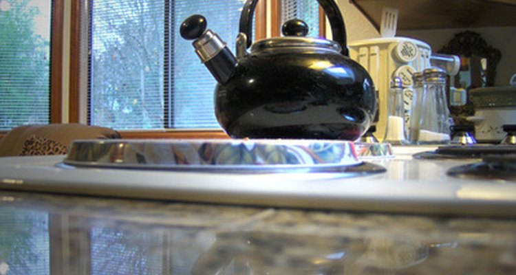 A pressão e a umidade do vapor de uma chaleira podem ajudar a soltar a tinta seca