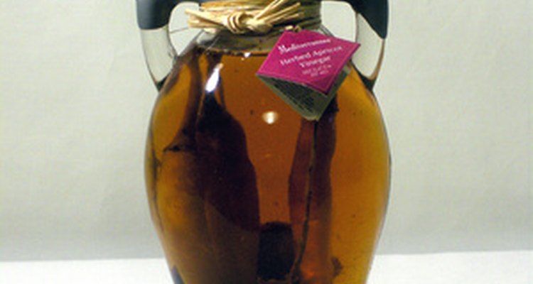Uma mistura caseira com vinagre pode ser usada para remover urina de gambá