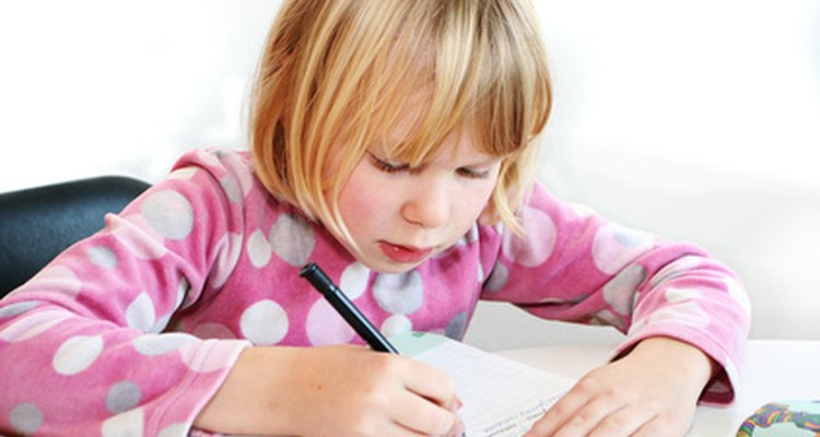 La escritura en la niñez temprana consiste en garabatos y evoluciona en palabras y dibujos.