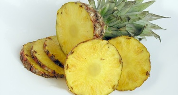 Las enzimas de piña y papaya se utilizan para tratar una variedad de condiciones.