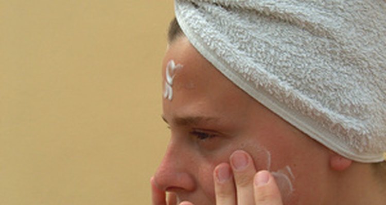 La crema Ambi ayuda con problemas de la piel.