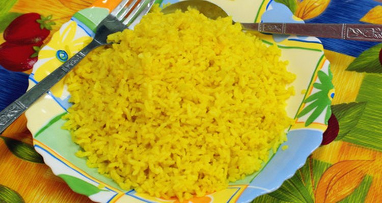 Agregar hierbas o especias al arroz le da vida a un plato que de otra forma puede ser soso.
