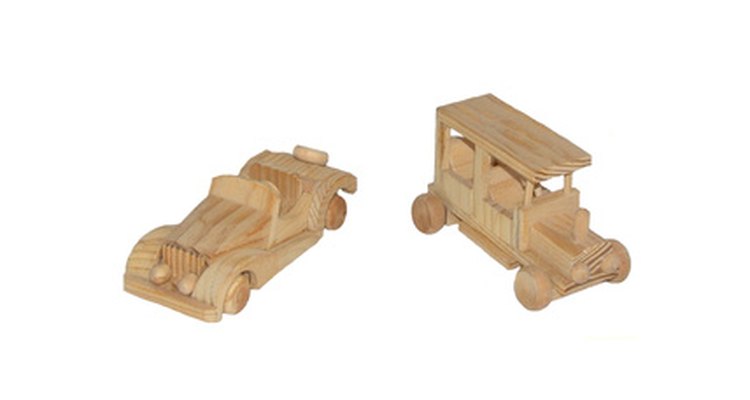 Veículos de madeira são os brinquedos favoritos de todos os tempos para crianças de todas idades