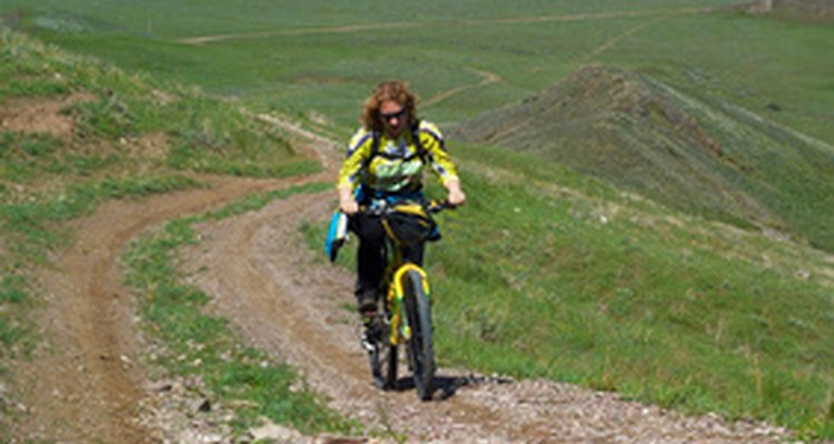 Las bicicletas de montaña se utilizan para andar en caminos de tierra y terreno escarpado.