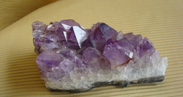 O quartzo violeta é popularmente usado em joias