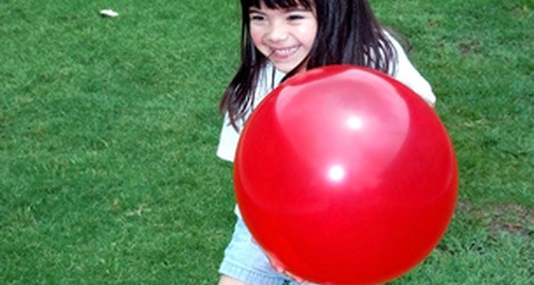 Un típico niño de cuatro años puede atrapar una pelota que le arrojan a 5 pies (1,5 m) de distancia.