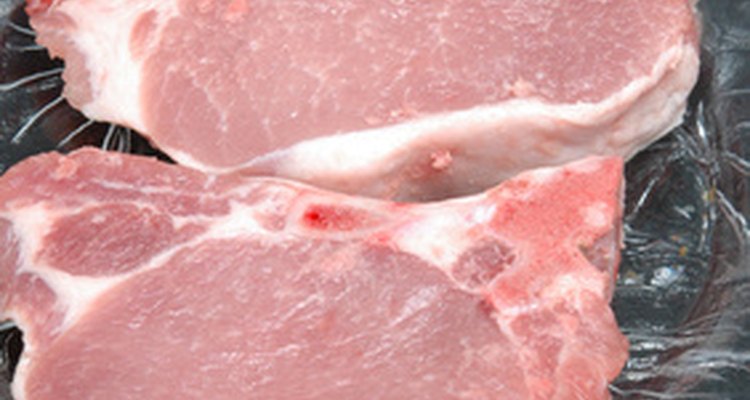 Un lomo de cerdo rinde chuletas de cerdo de corte central, entre otros cortes.
