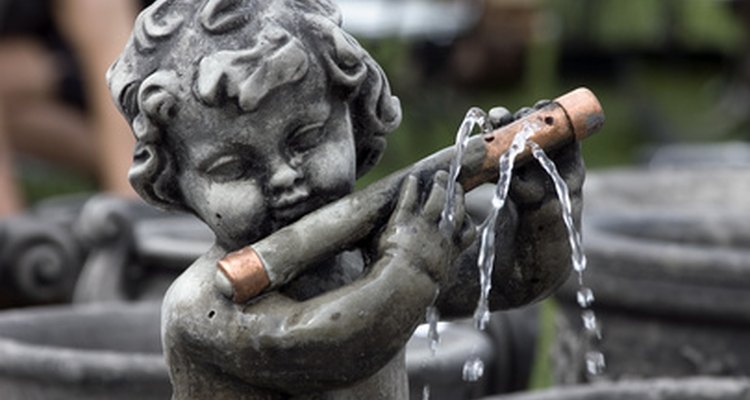 Una bomba proporciona el agua de esta estatua.