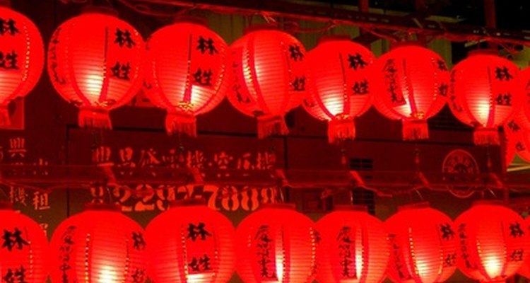 Estas linternas chinas rojas están decoradas con caracteres negros.