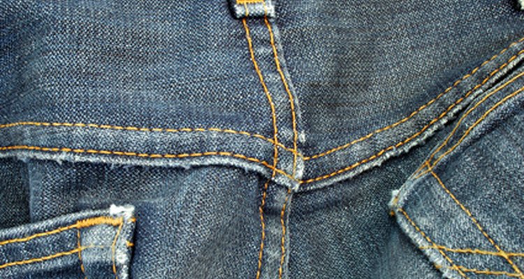 O jeans pode ser decorado para se adequar à sua personalidade usando tinta nanquim