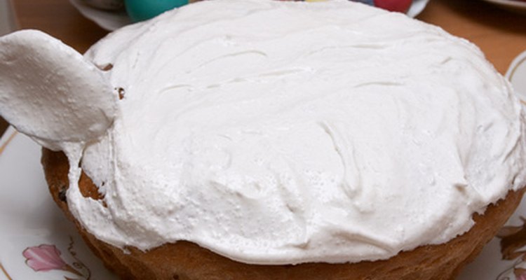 Sirva um bolo com cobertura branca