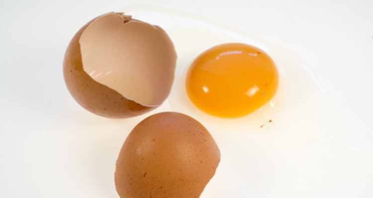 El huevo crudo batido es un dos en uno, champú y acondicionador.