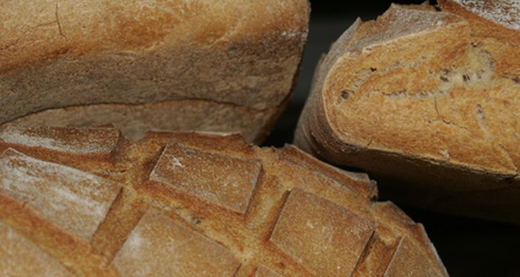 El pan de campo francés es grueso y crocante.