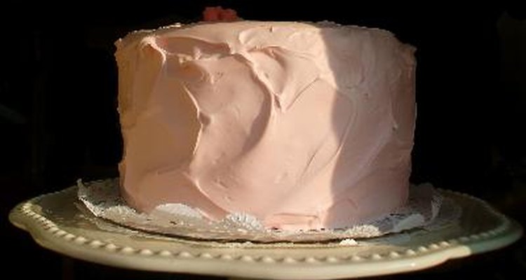 Si necesitas una torta más grande, hornea varias tortas pequeñas y apílalas antes de cubrirlas con glaseado.