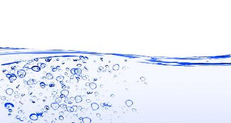 El agua destilada es tan solo H2O sin minerales ni otros elementos que se encuentran en el agua limpia normal.