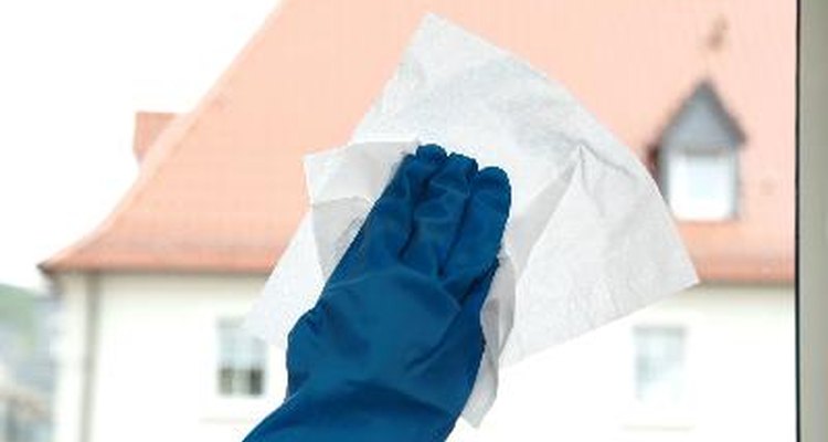 La mayoría de nosotros ha tenido el problema de tener que quitar cinta adhesiva antigua y seca de una ventana.