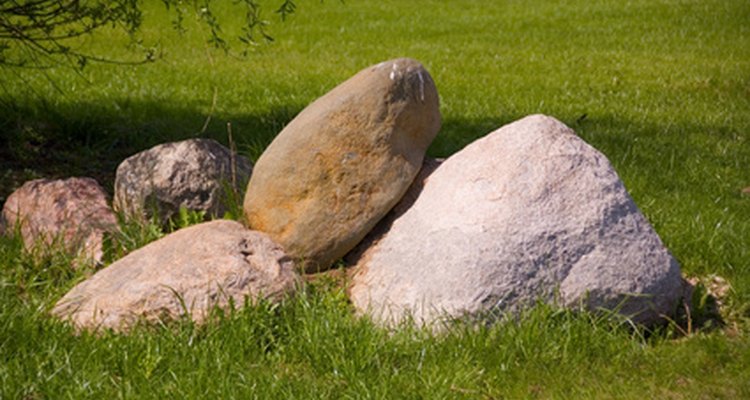 Unas rocas grandes pueden ocultar esas pequeñas áreas poco estéticas de tu jardín.