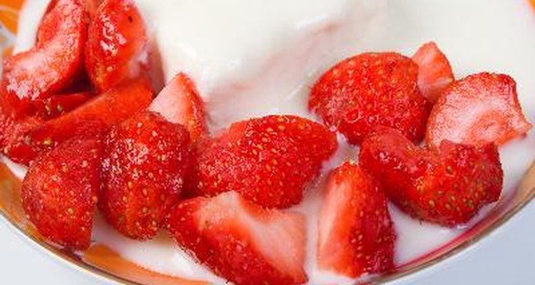 Frutas frescas com iogurte são uma sobremesa saudável