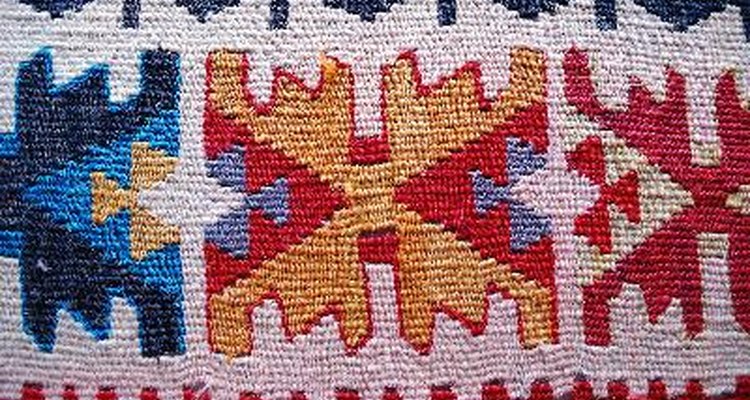 Asegúrate de que la solución no decolore tu alfombra.