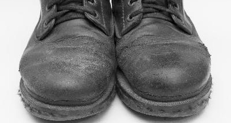 Ponte botas de combate para darle un toque especial a tu disfraz.