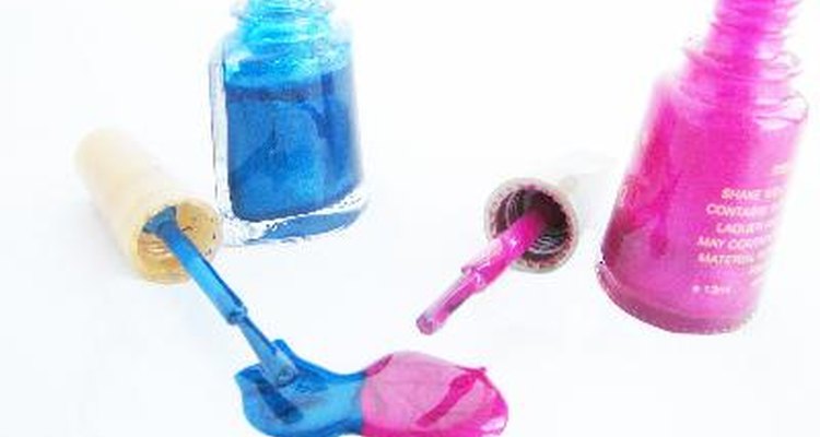 Los artículos para el cuidado de uñas que están restringidos a tres onzas de líquido por cada botella incluyen el esmalte de uñas y quitaesmaltes.