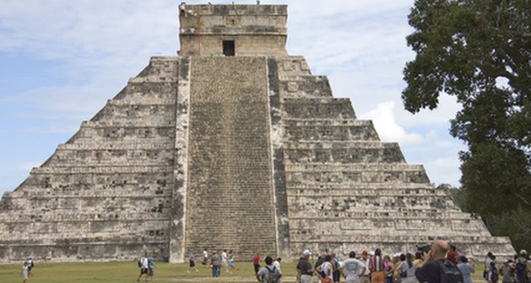 Las pirámides mayas fueron cuidadosamente diseñadas para alinearse con los eventos astronómicos espectaculares en ciertas épocas del año. Eran también los sitios de rituales con sacrificios humanos.