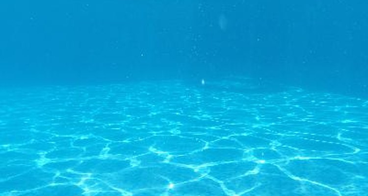 El contacto constante con el agua y los productos químicos utilizados en las piscinas de fibra de vidrio hace que ésta se descomponga.