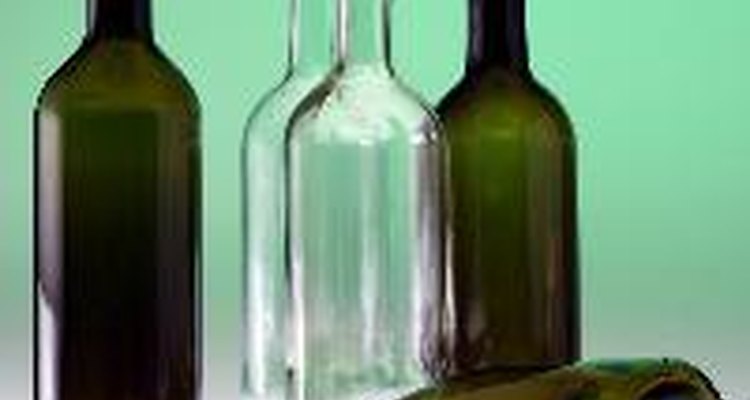 Teje a ganchillo una funda para transportar una botella.
