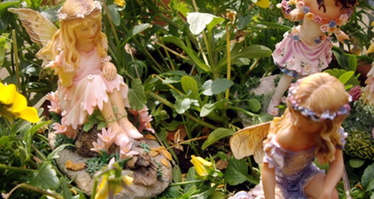 Los jardines encantados pueden tener una variedad de plantas junto a estatuillas encantadas.