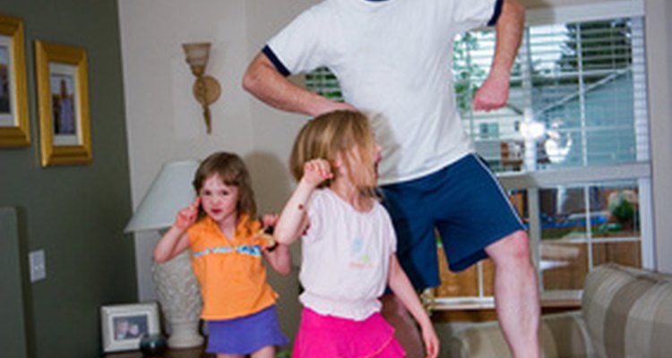 Las actividades con papá son una manera divertida de pasar tiempo juntos.