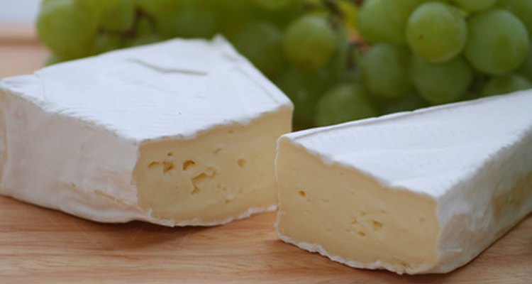 El queso brie es seguro si fue pasteurizado y horneado.