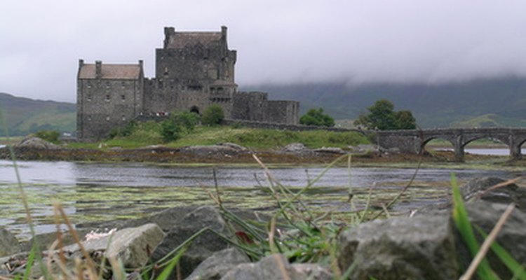 Escocia es hogar de muchos castillos románticos y lagos.