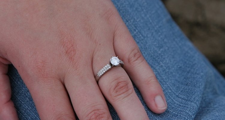 Puedes comprar anillos de compromiso baratos en casas de empeño y en línea.