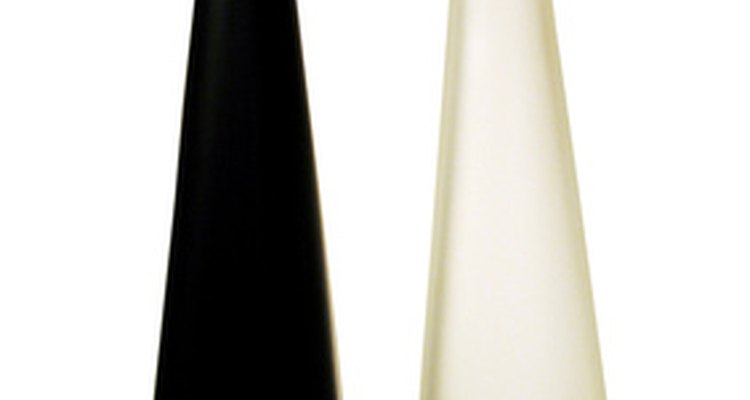 Jarrones o botellas simples en blanco y negro hacen un buen centro de mesa.