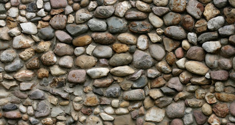 Las piedras redondas añaden interés visual a tu muro rústico.