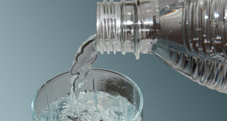 La soda y el agua tónica son diferentes formas de agua carbonatada.