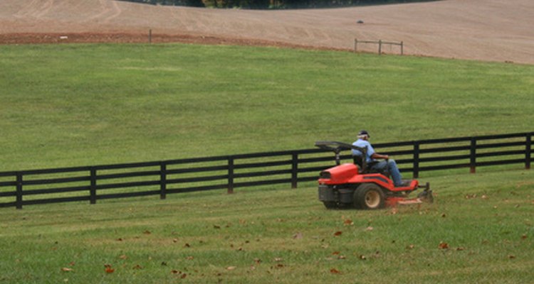 The Honda HT-3009's four-stroke engine can power the mower up to speeds approaching five miles per hour.