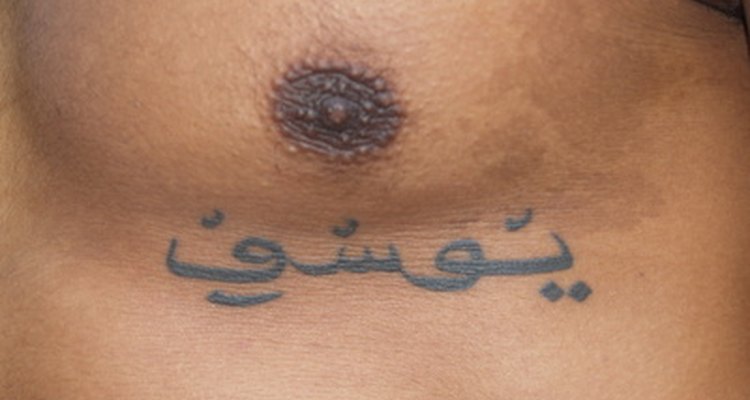 Si deseas un tatuaje para tu novio o novia, considera la posibilidad de hacerte un tatuaje de una cita con significado.