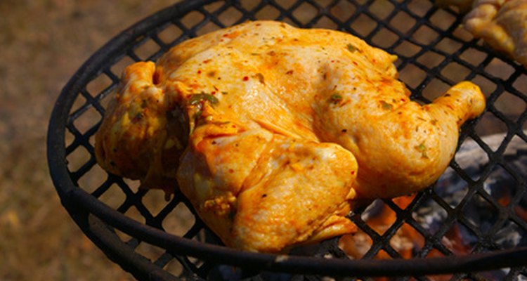 Si lo asas inadecuadamente, el pollo puede parecer listo por fuera sin estar cocido por dentro.