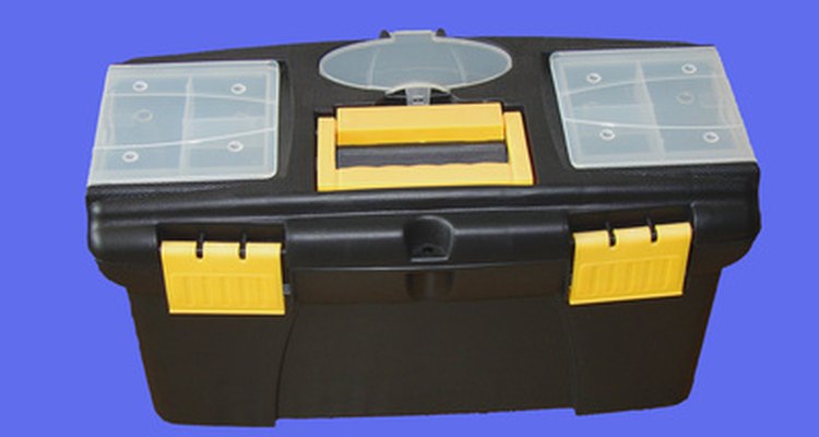 Una caja de herramientas es útil para mantener las herramientas manuales organizadas.