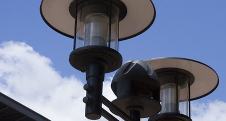Aprenda como montar um poste de iluminação em uma base de cimento